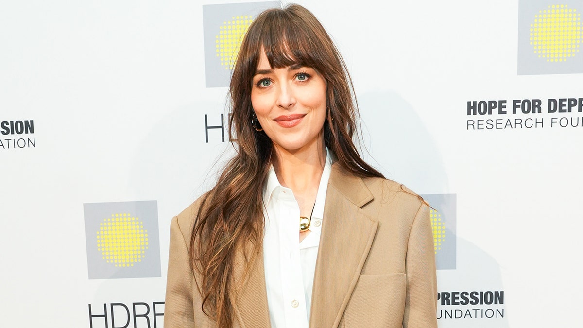 Dakota Johnson uśmiecha się