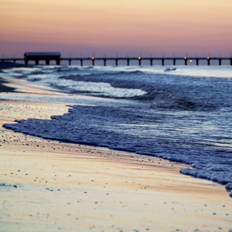 plaża nad brzegiem zatoki Alabama o zachodzie słońca