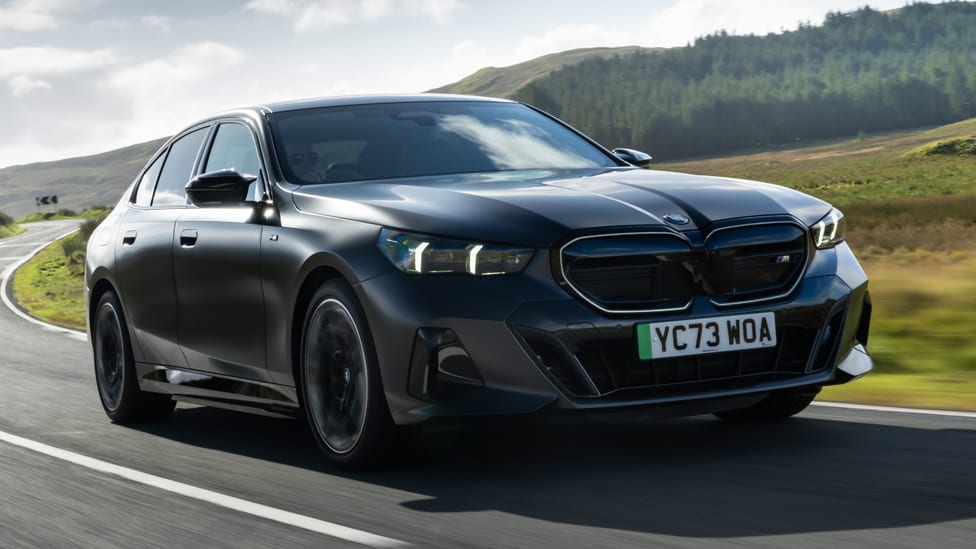 BMW oferuje właścicielom pojazdów elektrycznych innych marek, w tym Tesli, do 1 kwietnia zniżkę w wysokości 1000 dolarów na wybrane modele.