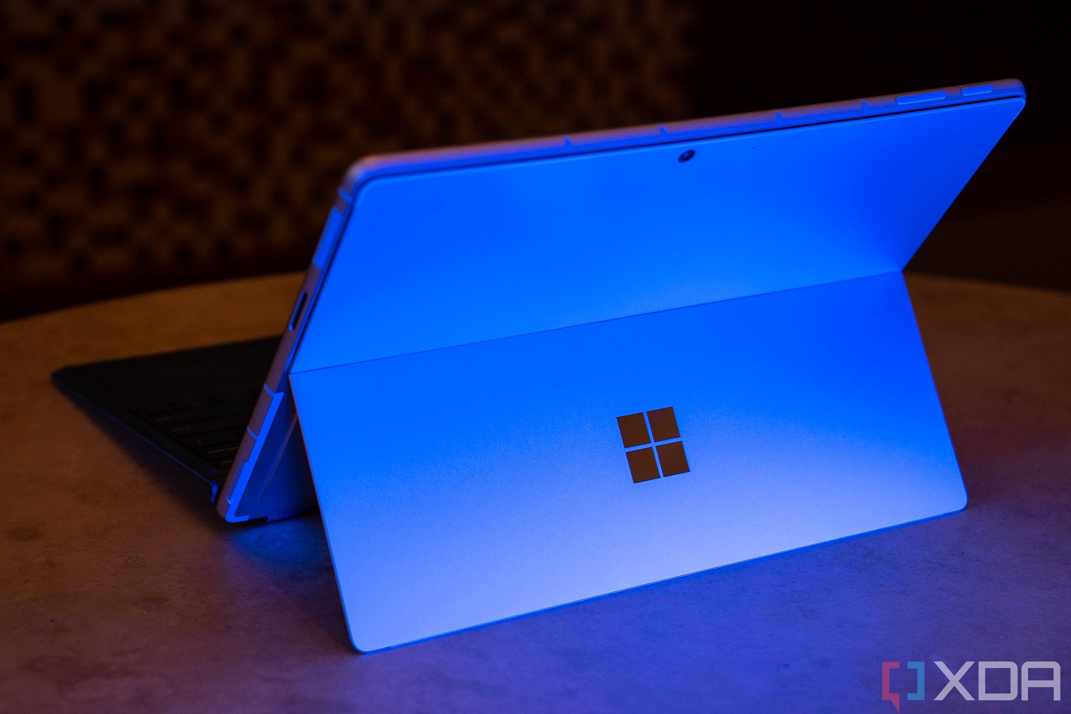 Widok Surface Pro 9 pod kątem z tyłu z niebieskimi akcentami