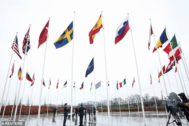 Jedenaście państw NATO, w tym Wielka Brytania, USA i Polska, osiąga cel 2 proc.  Większość, w tym Francja, nadal wydaje mniej