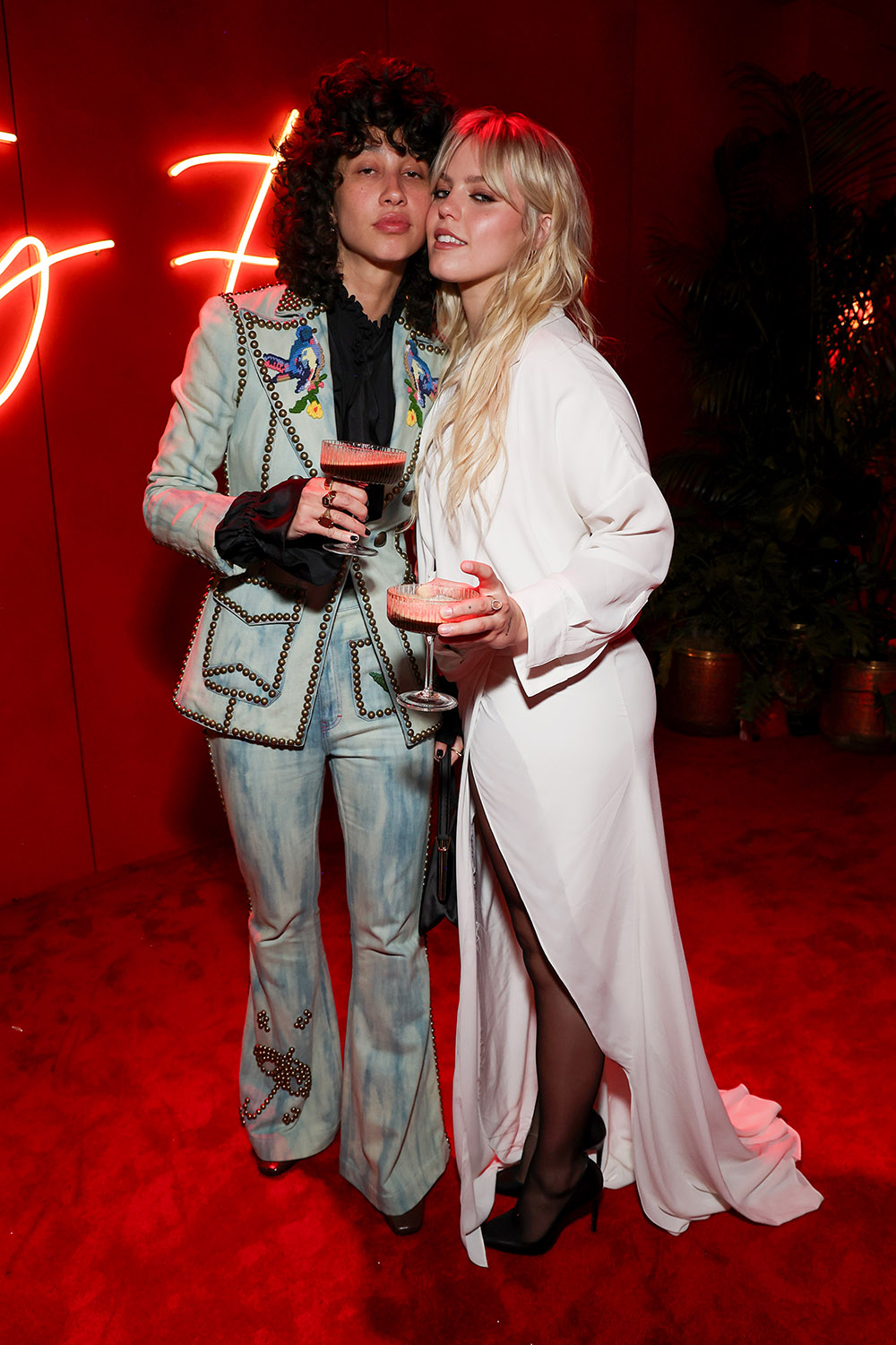 Towa Bird i Reneé Rapp biorą udział w imprezie Oscarowej Vanity Fair 2024, której gospodarzem jest Radhika Jones w Wallis Annenberg Center for the Performing Arts, 10 marca 2024 r. w Beverly Hills w Kalifornii.