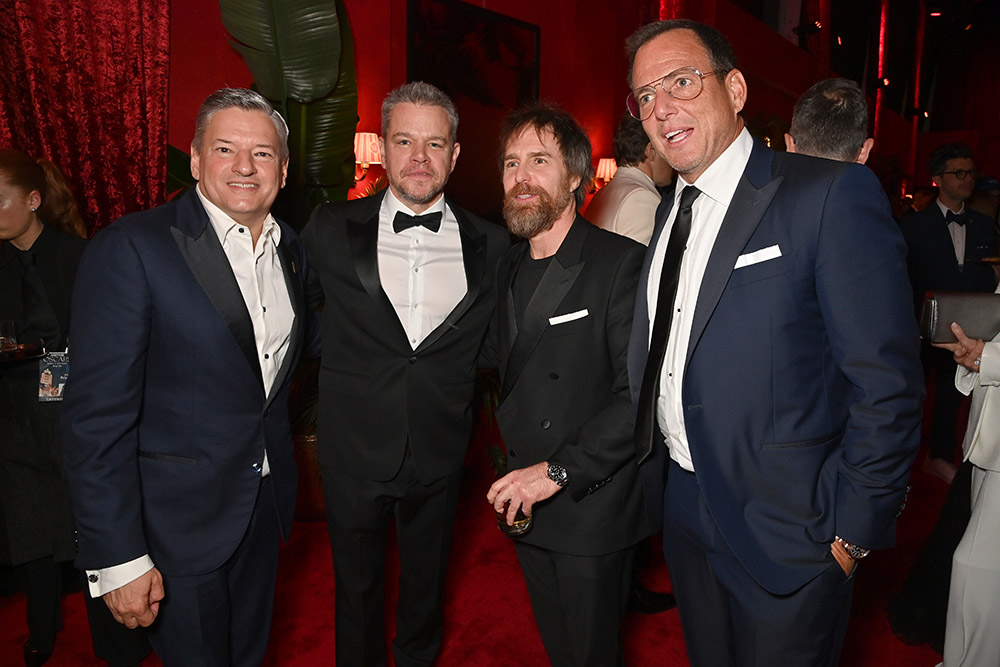 Ted Sarandos, Matt Damon, Sam Rockwell i Will Arnett biorą udział w imprezie Oscarowej Vanity Fair 2024, której gospodarzem jest Radhika Jones w Wallis Annenberg Center for the Performing Arts, 10 marca 2024 r. w Beverly Hills w Kalifornii.