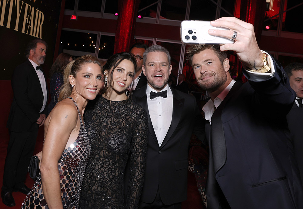 Elsa Pataky, Luciana Damon, Matt Damon i Chris Hemsworth biorą udział w imprezie Oscarowej Vanity Fair 2024, której gospodarzem jest Radhika Jones w Wallis Annenberg Center for the Performing Arts, 10 marca 2024 r. w Beverly Hills w Kalifornii.