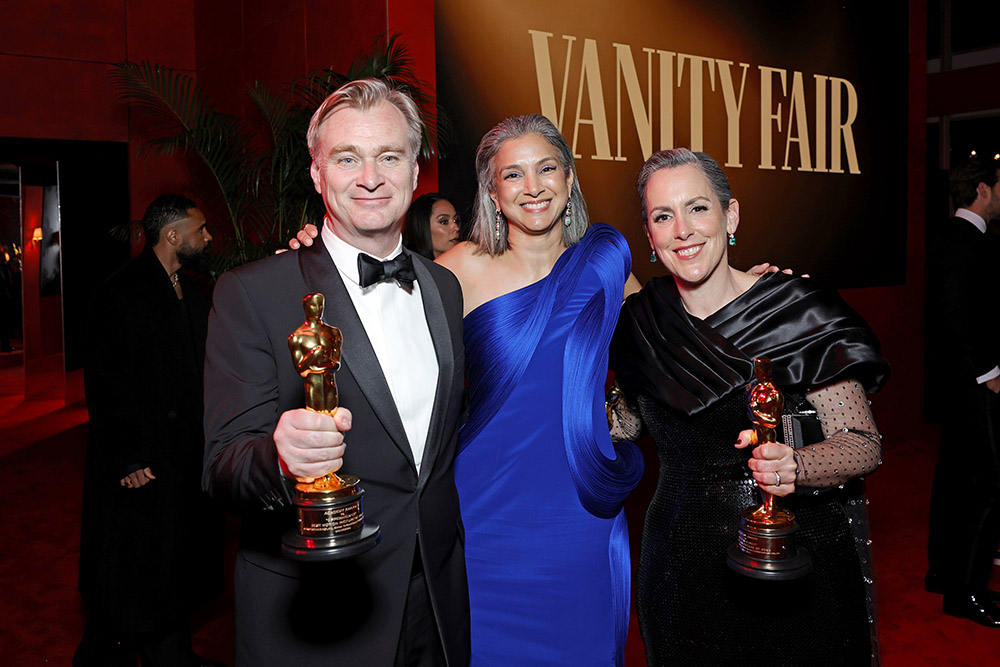 Christopher Nolan, Radhika Jones, redaktor naczelna „Vanity Fair” i Emma Thomas biorą udział w przyjęciu Oscarowym Vanity Fair 2024, którego gospodarzem jest Radhika Jones w Wallis Annenberg Center for the Performing Arts, 10 marca 2024 r. w Beverly Hills w Kalifornii.