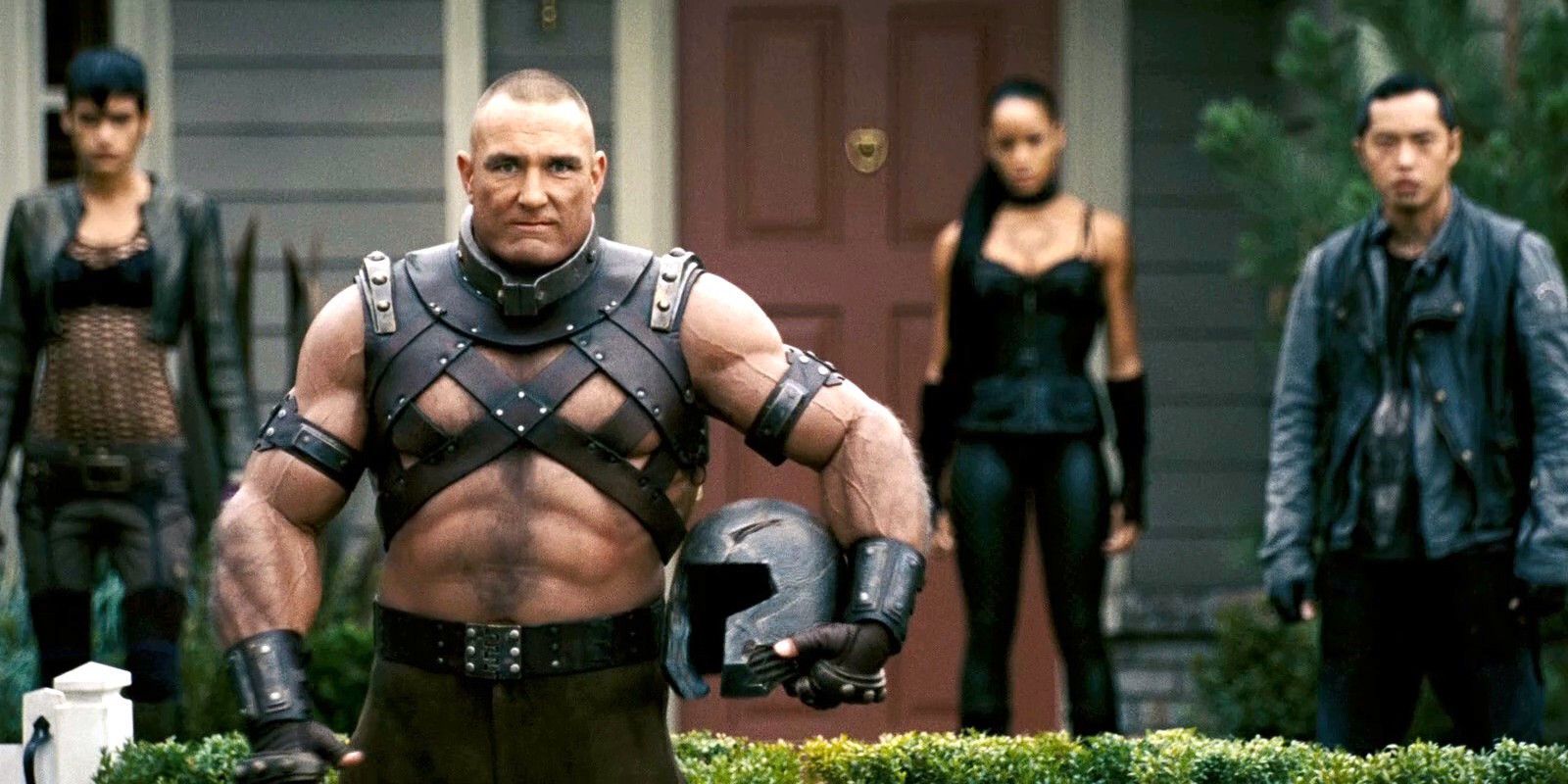 Vinnie Jones jako Juggernaut stojący przed domem w X-Men: Ostatni bastion
