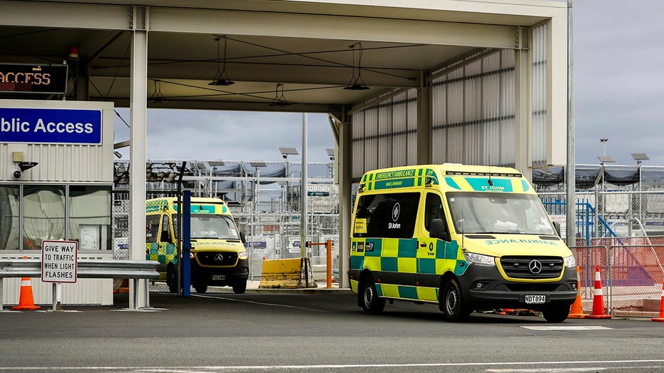 Ambulanse opuszczają międzynarodowe lotnisko w Auckland