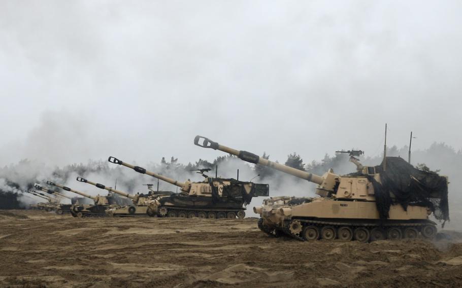Paladyni armii amerykańskiej M109 Paladins biorą udział w misji szkoleniowej w Toruniu, Polska, 22 lutego 2024 r. Opublikowany w poniedziałek raport Centrum Studiów Strategicznych i Międzynarodowych zaleca stałą obecność amerykańskiej brygady pancernej w Polsce w celu wzmocnienia wschodniej flanki NATO.