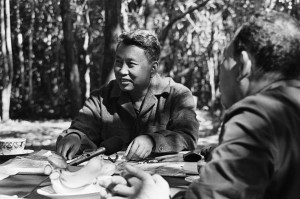 Pol Pot, przywódca Czerwonych Khmerów, w kambodżańskiej dżungli z zespołem informacyjnym ABC podczas wywiadu.  Złożono 17.01.1980
