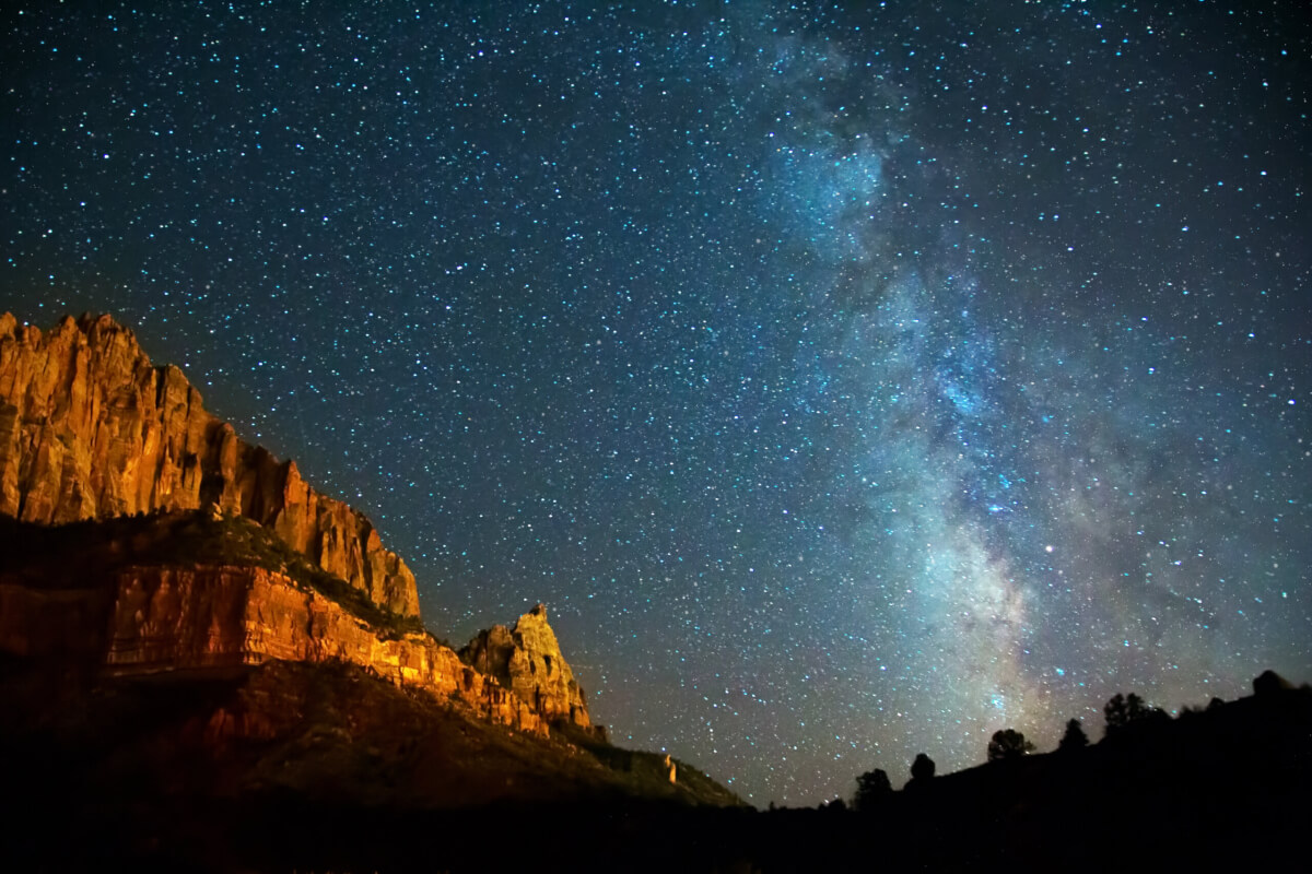 Nocne niebo pełne gwiazd w Parku Narodowym Zion Canyon w stanie Utah