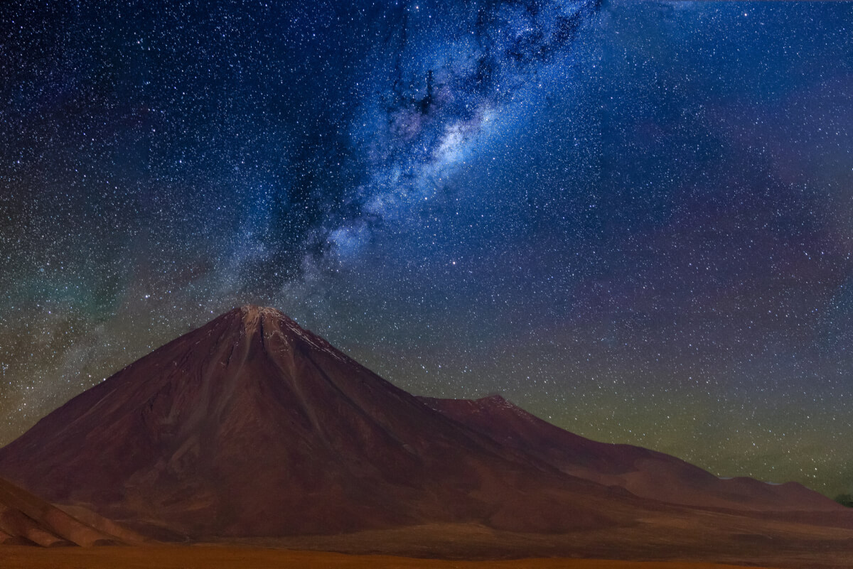 Droga Mleczna nad wulkanem Licancabur na pustyni Atakama w Chile 