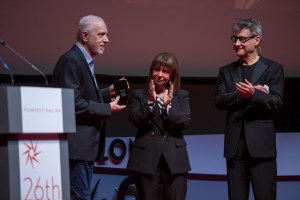 Prezydent Grecji Katerina Sakellaropoulou (w środku) z filmowcem Fernando Truebą (z prawej) i Orestisem Andreadakisem, dyrektorem artystycznym festiwalu.