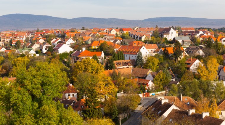 Panoramiczny widok na miasto Veszprem przy dobrej pogodzie