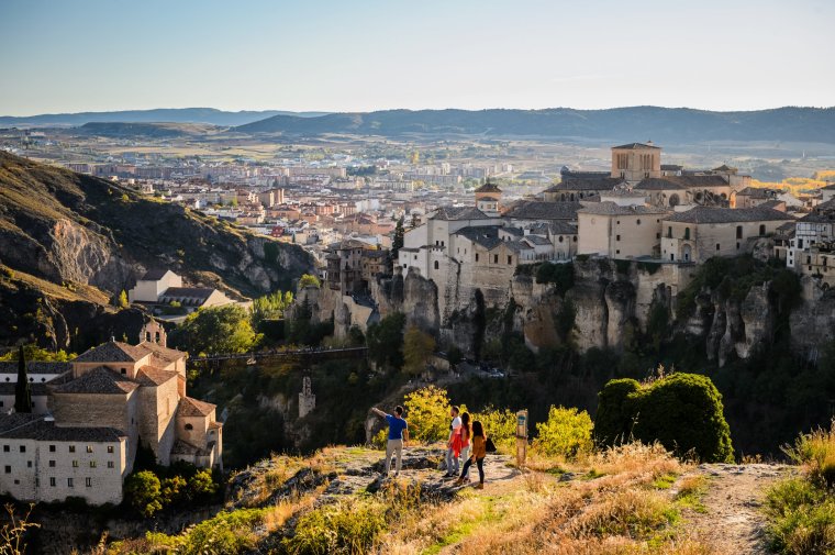 Z widokiem na stare miasto Cuenca z klifu, Hiszpania.