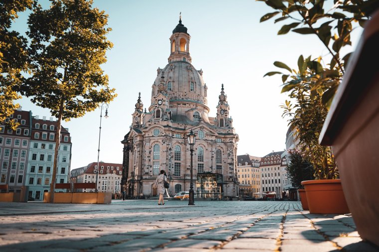 Blick auf die Frauenkirche vom Neumarkt w Dreźnie.  Foto: Michael R. Hennig (DML-BY) -- Widok na kościół Frauenkirche z Neumarkt w Dreźnie.  Zdjęcie: Michael R. Hennig (DML-BY) Zdjęcie od Thorpe, Nicole