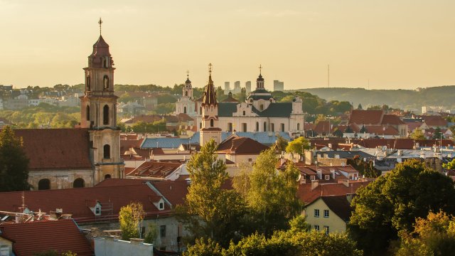 Niedrogi pobyt w miastach bliźniaczych w Europie z nową trasą kolejową