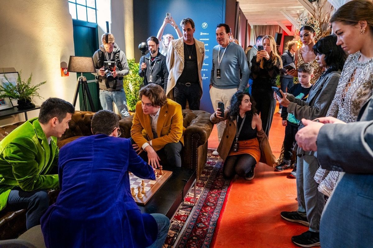 Buettner obserwuje, jak Keymer, Abdusattorov i Caruana bawią się w Chess960...ehh Freestyle Chess. Zdjęcie: Maria Emelianova/Chess.com.