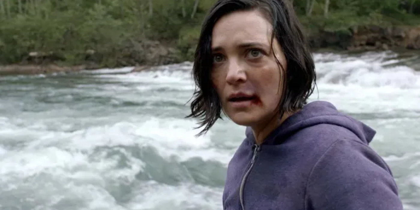 Jules Willcox jako Jessica stojąca w rwącej wodzie z zakrwawionymi ustami w Alone (2020)