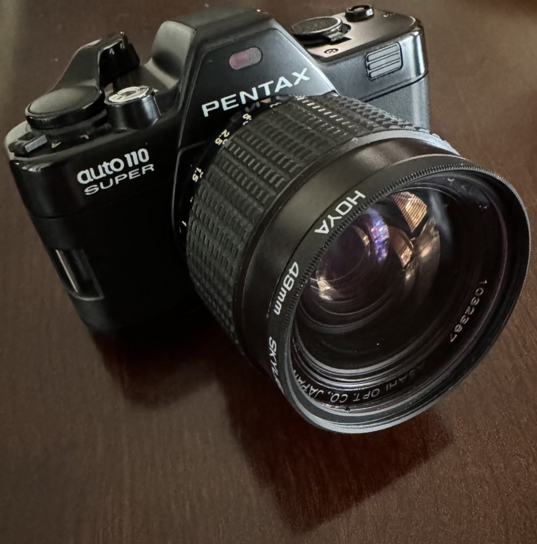 Rysunek 5. Nawet w Pentax Auto 110 Super ten obiektyw zmiennoogniskowy wygląda niesamowicie