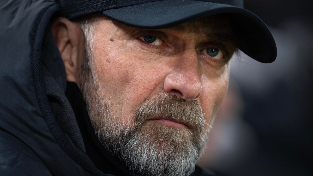 Zbliżenie portretu menadżera Liverpoolu Jurgena Kloppa w czarnej czapce.