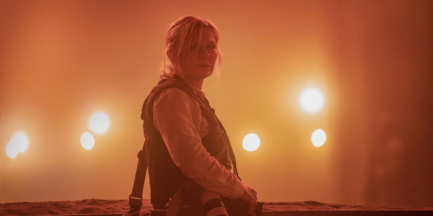 Kirsten Dunst jako reporterka w scenie z filmu Wojna secesyjna.