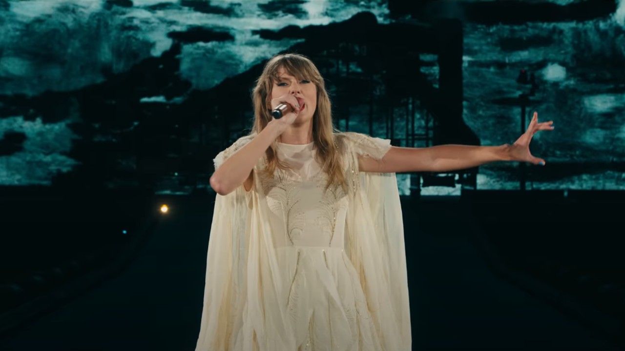 Taylor Swift śpiewa podczas setu Folklore.