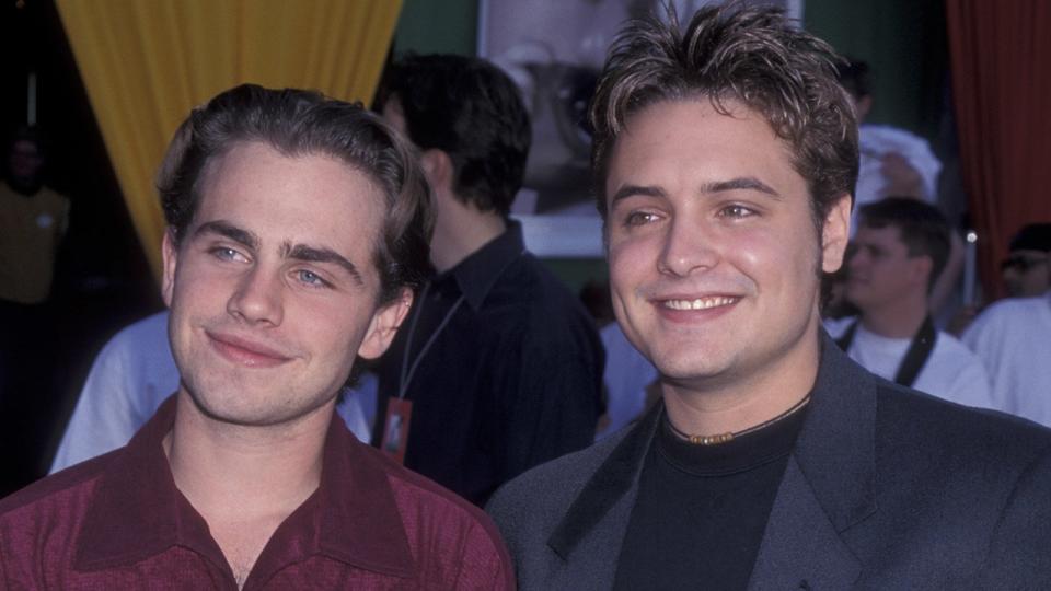 Rider Strong i Will Friedle idą po czerwonym dywanie na premierze Toy Story w 1999 roku