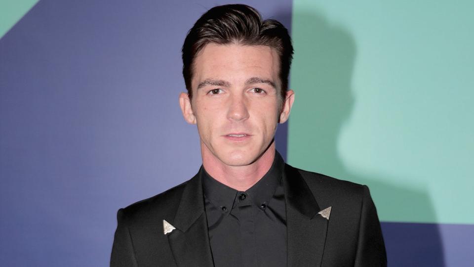 Drake Bell pozuje do kamer na imprezie na czerwonym dywanie.