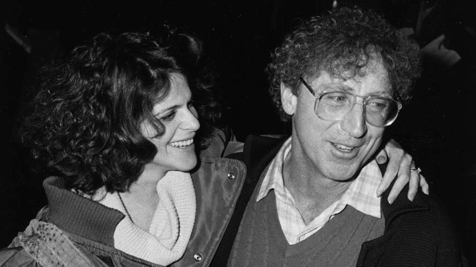 Komik Gilda Radner i Gene Wilder uśmiechają się przed studiem w Nowym Jorku