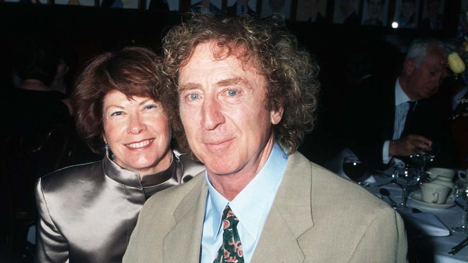 Gene Wilder i jego żona Karen Boyer uśmiechają się podczas kolacji