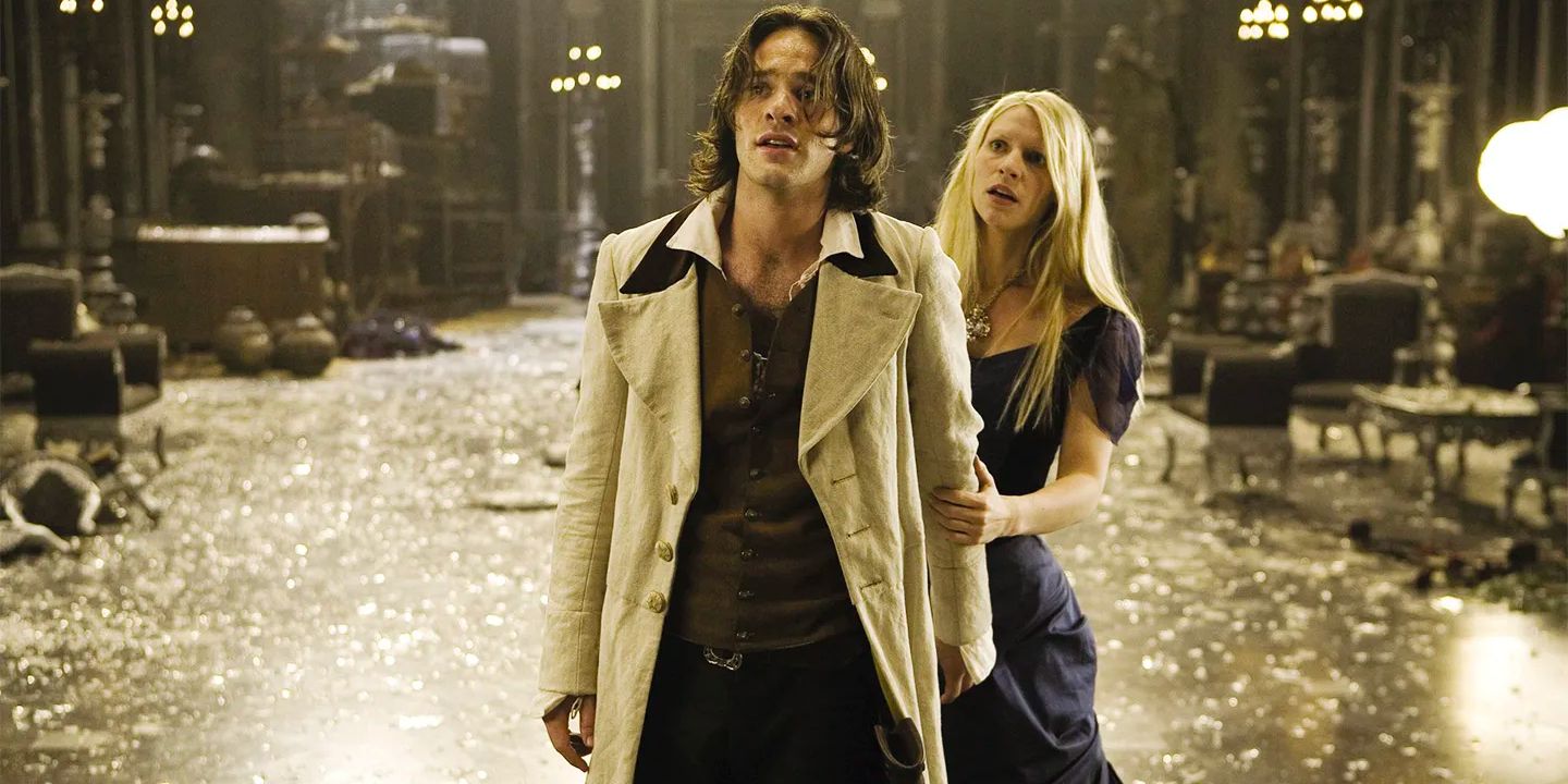Yvaine (Claire Danes), upadła gwiazda, chwyta Tristana (Charlie Cox) za ramię w dużym pokoju pokrytym wszędzie potłuczonym szkłem.