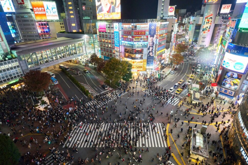 tłum ludzi spacerujących po dużym mieście w Japonii