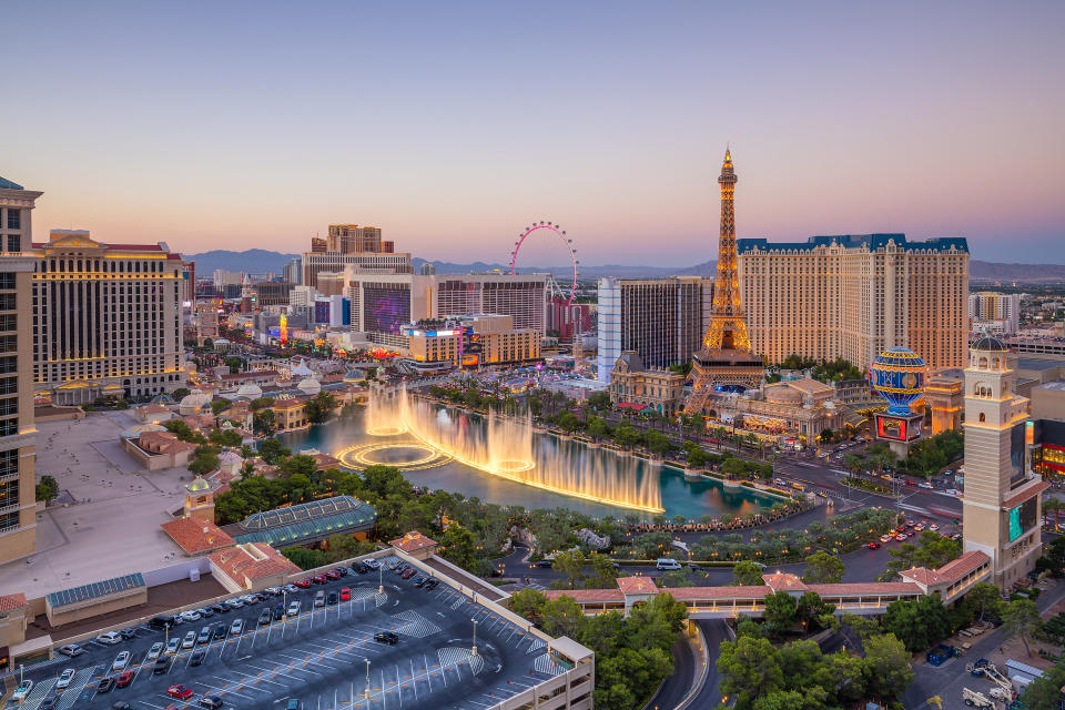 Widok z lotu ptaka na Las Vegas Strip z pokazem fontann Bellagio
