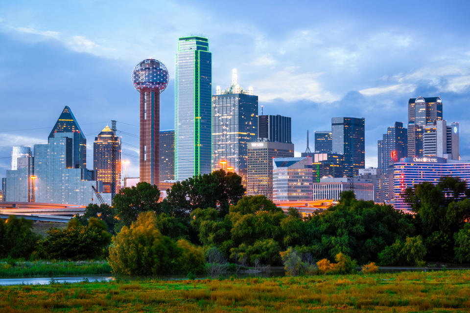 Panoramę Dallas o zmierzchu z oświetlonymi budynkami