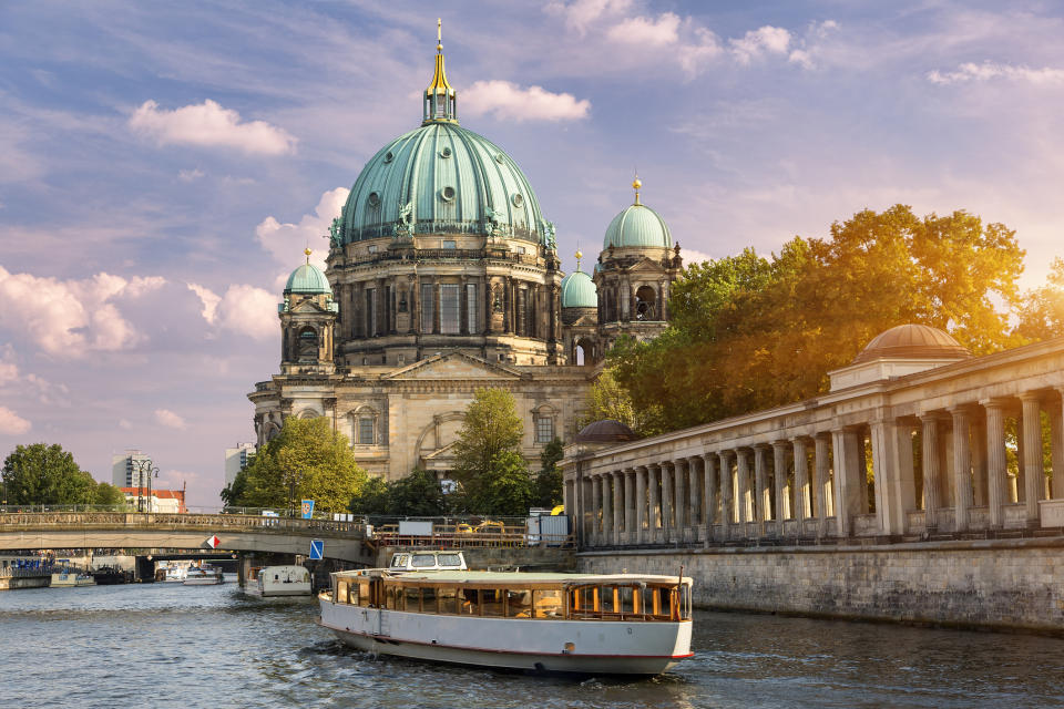 Katedra w Berlinie nad Sprewą, na pierwszym planie przepływająca łódź wycieczkowa
