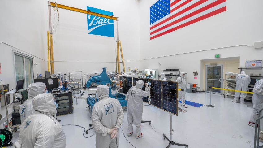 MetaneSAT SA w FI1 – inżynierowie Ball Aerospace ponownie montują panele słoneczne MSAT po testach próżniowo-termicznej (TVAC)