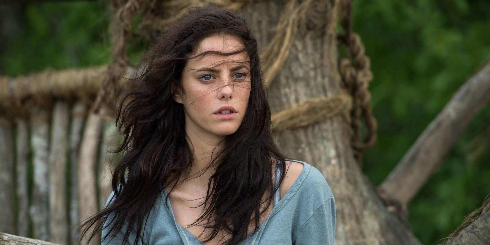 Kaya Scodelario w „Więźniu labiryntu” patrzy na kogoś lub coś poza kamerą.