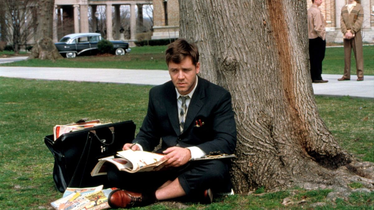 Russell Vrowe siedzi na trawie na terenie kampusu w „Pięknym umyśle” – najlepszych filmach opuszczających HBO Max