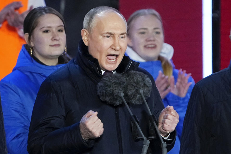 Prezydent Władimir Putin dziesięć lat temu odebrał Ukrainie Krym, co spowodowało gwałtowny wzrost jego popularności, ale zostało powszechnie potępione jako nielegalne.  (Aleksander Zemlianichenko / AP)