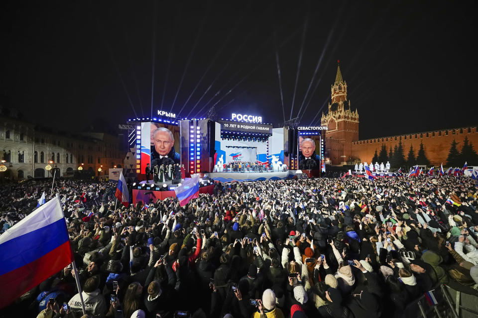 Prezydent Władimir Putin dziesięć lat temu odebrał Ukrainie Krym, co spowodowało gwałtowny wzrost jego popularności, ale zostało powszechnie potępione jako nielegalne.  (Aleksander Zemlianichenko / AP)
