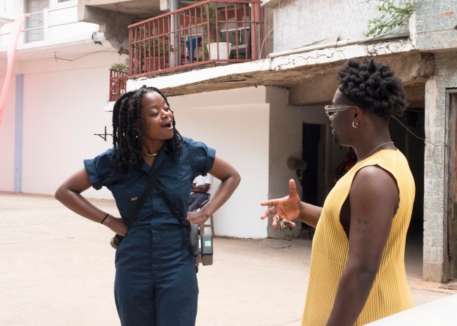Reżyserka Crystal Kayiza rozmawia z fotografem Campbellem Addym.  (National Geographic/Elena Gaby)