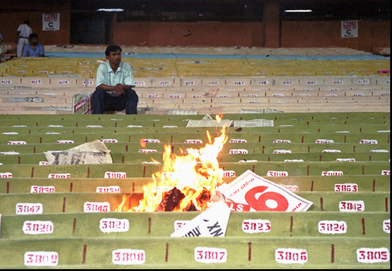 Samotny kibic w Eden Gardens obserwuje, jak szanse Indii na Puchar Świata w 1996 r. idą z dymem