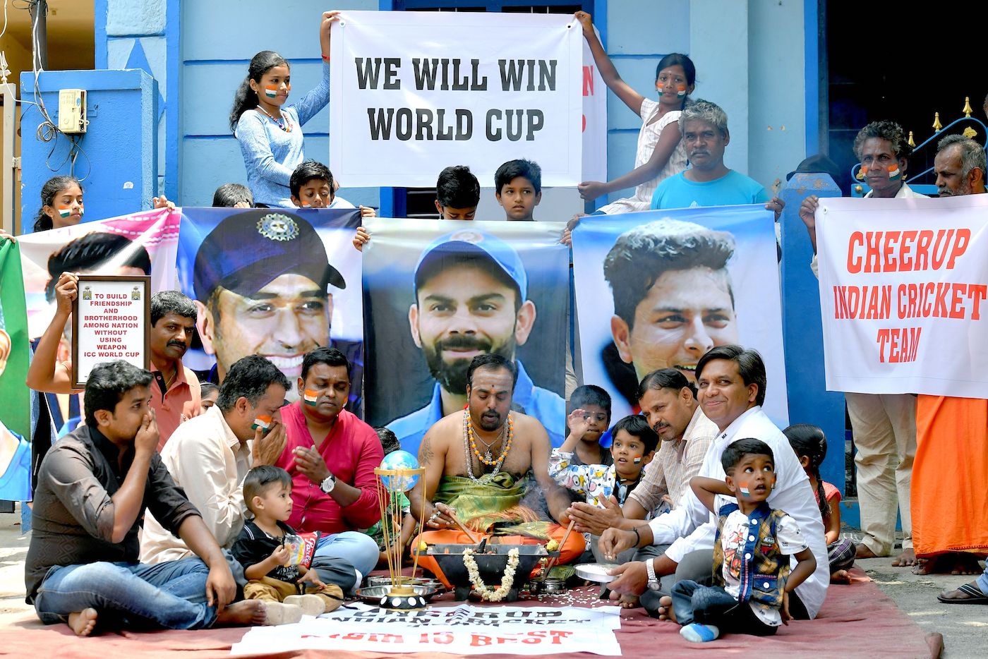 Święty dym: indyjscy fani krykieta wykonują pudżę, aby zwiększyć szanse drużyny na przywiezienie do domu Pucharu Świata 2019