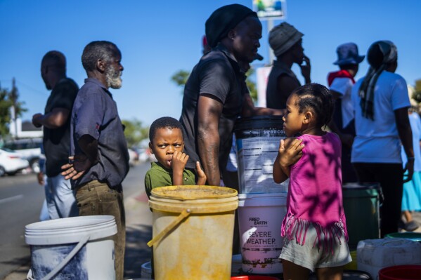 Mieszkańcy miasteczka Soweto w Republice Południowej Afryki stoją w kolejce po wodę, sobota, 16 marca 2024 r. Tysiące mieszkańców Republiki Południowej Afryki ustawia się w kolejce po wodę, gdy największe miasto w kraju, Johannesburg, staje w obliczu bezprecedensowego załamania się systemu wodociągowego, które dotyka miliony ludzi.  Zarówno bogaci, jak i biedni mieszkańcy nigdy nie doświadczyli niedoborów tak dotkliwych.  (Opóźnienie AP Photo/Jerome)