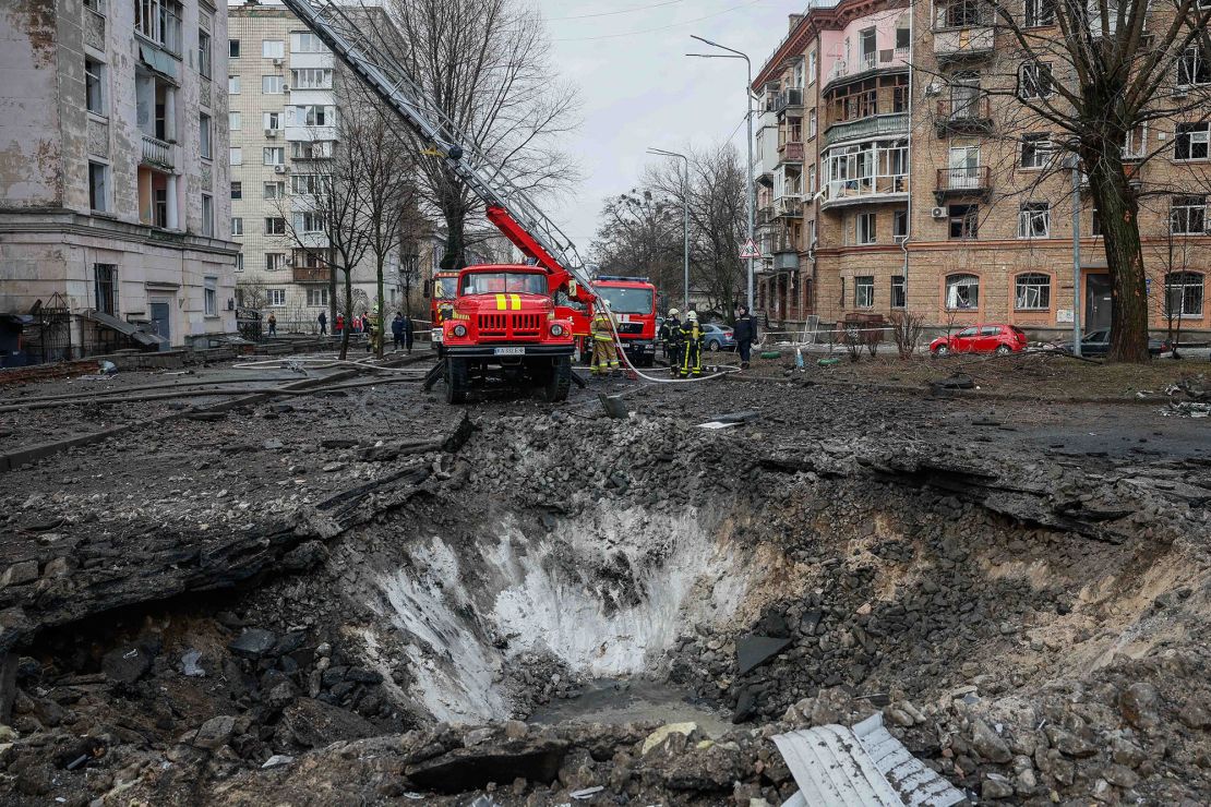 Ratownicy pracują na miejscu budynku uszkodzonego podczas rosyjskiego ataku rakietowego.