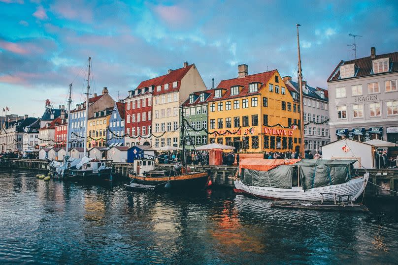 Dzielnica Nyhavn to jedna z najbardziej malowniczych atrakcji Kopenhagi, którą trzeba zobaczyć