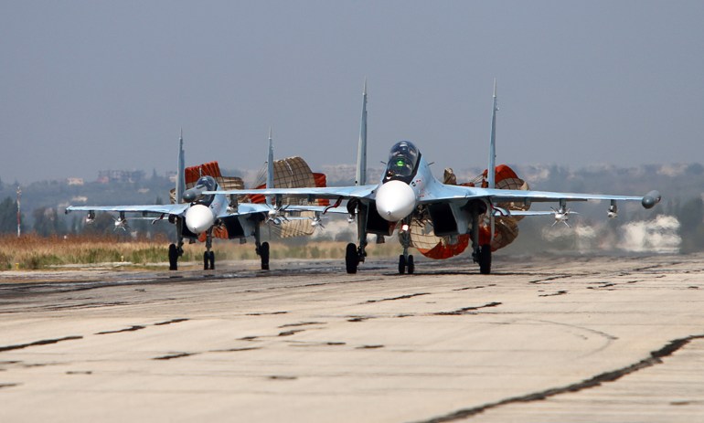 Zdjęcie zrobione 3 października 2015 roku przedstawia rosyjskie myśliwce Suchoj Su-30 SM lądujące na pasie startowym bazy lotniczej Hmeimim w syryjskiej prowincji Latakia.  AFP PHOTO / KOMSOMOLSKAYA PRAWDA / ALEXANDER KOTS *RUSSIA OUT* (Fot. ALEXANDER KOTS / KOMSOMOLSKAYA PRAWDA / AFP) / ROSJA OUT