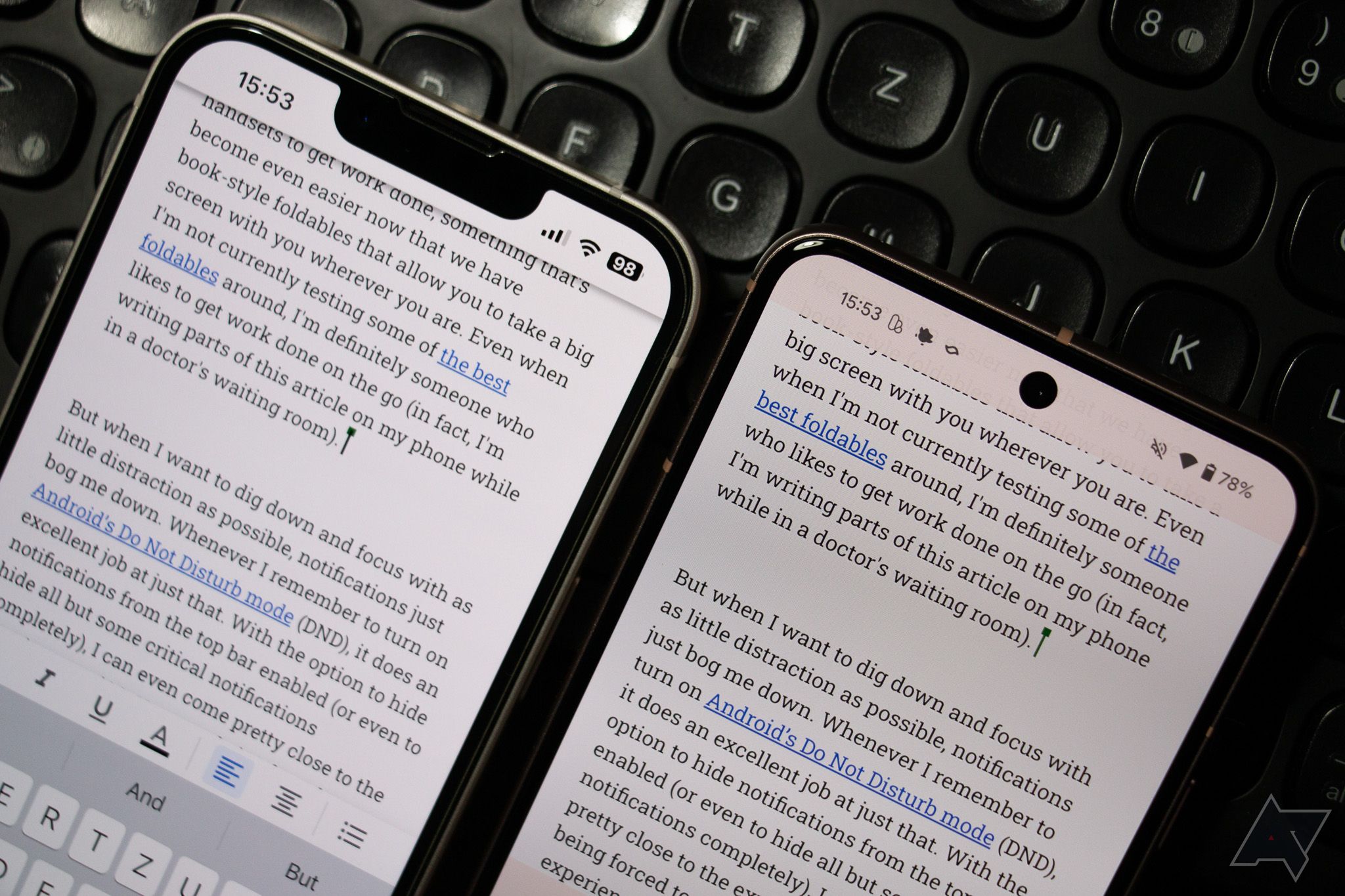 Apple iPhone 13 i Google Pixel 8 obok siebie na klawiaturze, wyświetlające na ekranie identyczny dokument Dokumentów Google