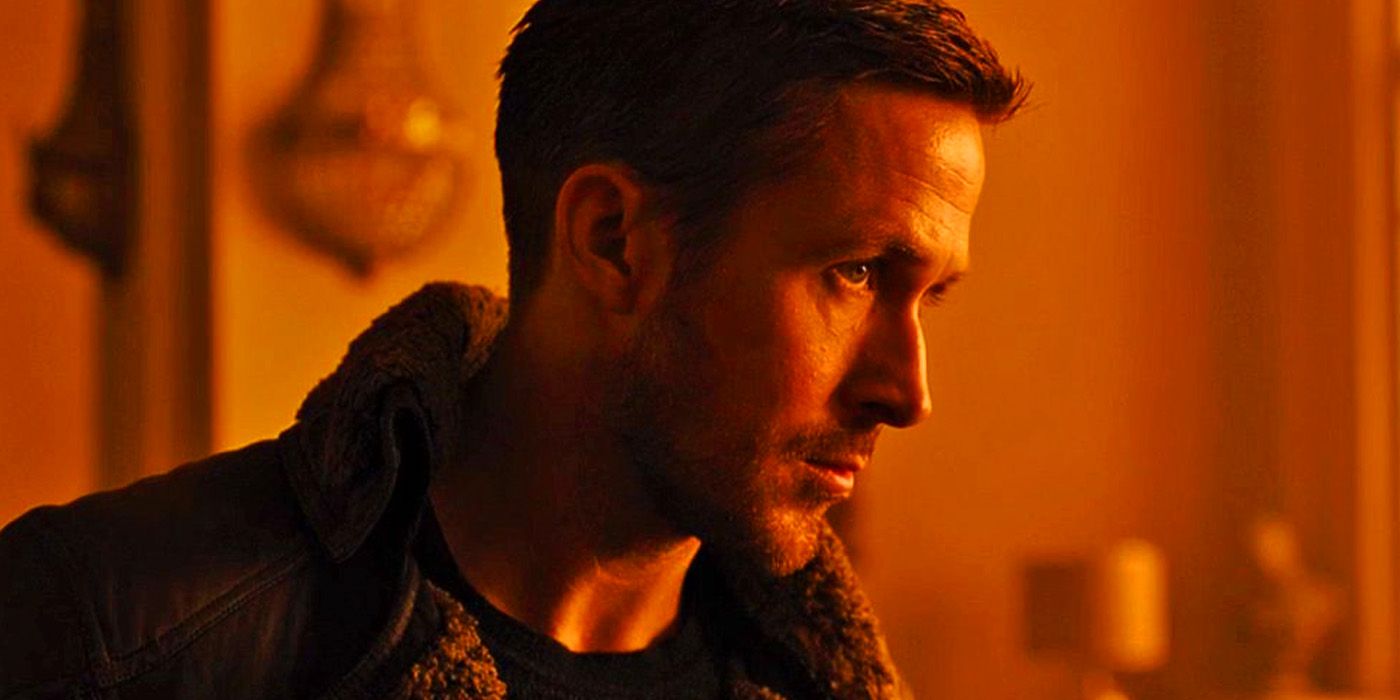 Ryan Gosling jako K wyglądający na zmartwionego w Blade Runner 2049