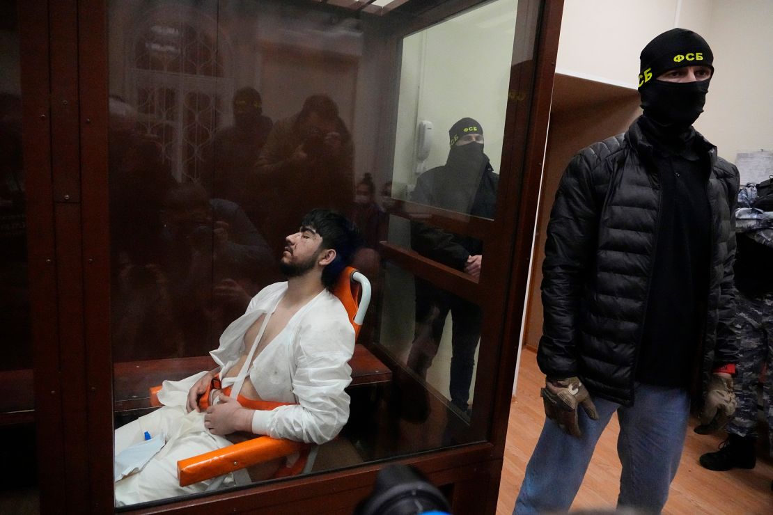 Podejrzany o piątkową strzelaninę w ratuszu Crocus siedzi na wózku inwalidzkim przed Sądem Rejonowym Basmanny w Moskwie, Rosja, niedziela, 24 marca 2024 r.